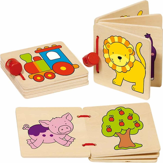Holzbuch mit bunten Tierillustrationen und einem Spielzeugzug, ideal für die frühkindliche Sprachentwicklung.